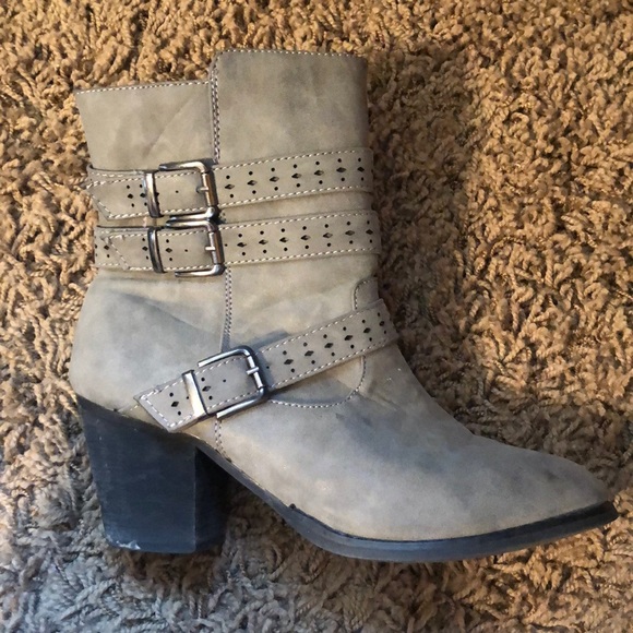 Vanity brand Bootie size 8.5 - Picture 3 of 3